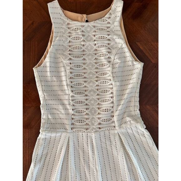 Elegant and rare Nightcap by Carisa Rene skort dress in white crochet lace - Picture 8 of 16